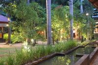 班达楠榜Bamboe Inn Homestay的花园中的一个游泳池