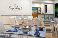 stół z kieliszkami wina i jedzeniem na nim w obiekcie Beach View Hotel w mieście Saint James