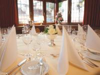 Una mesa con copas de vino y servilletas encima. en Hotel Felsenkeller, en Rüdesheim am Rhein