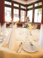 Una mesa con copas de vino y servilletas encima. en Hotel Felsenkeller, en Rüdesheim am Rhein