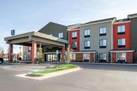 ノーマンにあるComfort Inn &amp; Suites Norman near Universityの建物の前の駐車場