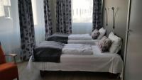 Postel nebo postele na pokoji v ubytování Corner Hotell