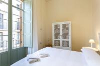 Postel nebo postele na pokoji v ubytování Teatro Suites Málaga