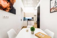 Kuchyň nebo kuchyňský kout v ubytování Hello Downtown Apartment - Movie