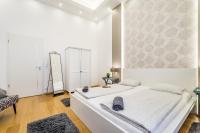 Postel nebo postele na pokoji v ubytování Hello Downtown Apartment - Movie