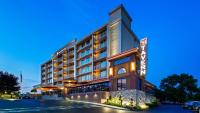 una representación de un edificio de hotel por la noche en Best Western Plus Waltham Boston, en Waltham