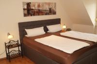 Dos camas en una habitación con dos almohadas blancas. en Hotel Boos, en Worms