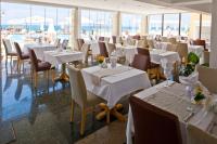 En restaurant eller et andet spisested på ADA Hotel Superb Beachfront Location !