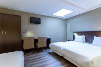 a hotel room with two beds and a desk at Hotel Espresso in Amsterdam
