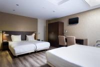 a hotel room with two beds and a tv at Hotel Espresso in Amsterdam
