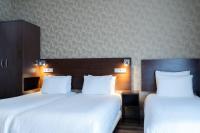 two beds with white sheets in a hotel room at Hotel Espresso in Amsterdam