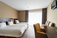 a hotel room with two beds and a desk at Hotel Espresso in Amsterdam