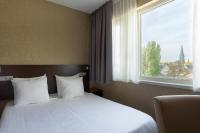 a hotel room with a bed and a window at Hotel Espresso in Amsterdam