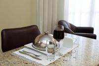 ein Tisch mit einem Glas Wein und einem Teekessel in der Unterkunft Bela Vista Hotel & Flat in Porto Alegre