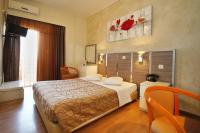 Postel nebo postele na pokoji v ubytování Socrates Hotel