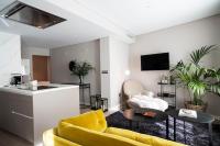 A television and/or entertainment centre at U-Sense Madrid Santa Ana