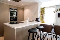 A kitchen or kitchenette at U-Sense Madrid Santa Ana