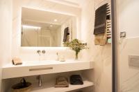 A bathroom at U-Sense Madrid Santa Ana