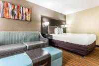 una habitación de hotel con una cama y un sofá en MainStay Suites Greenville Airport, en Greer