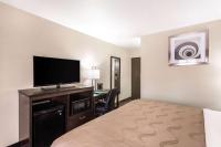 Quality Inn Downtownにあるテレビまたはエンターテインメントセンター