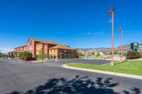 Un estacionamiento vacío frente a un edificio en Comfort Inn &amp; Suites, en Cedar City