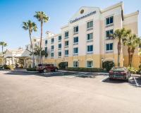 un hotel con dos coches estacionados en un estacionamiento en Comfort Inn &amp; Suites Jupiter I-95, en Jupiter