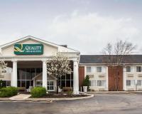 un hotel con un letrero que lee unity inn y suites en Quality Inn &amp; Suites St Charles -West Chicago, en Saint Charles