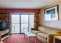 Quality Inn Oceanfrontにあるテレビまたはエンターテインメントセンター