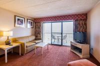 Quality Inn Oceanfrontにあるテレビまたはエンターテインメントセンター