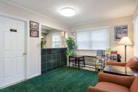 Ein Sitzbereich in der Unterkunft Econo Lodge Sturbridge Route 20
