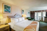 Quality Inn Oceanfrontにあるベッド