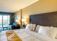 Quality Inn Oceanfrontにあるベッド