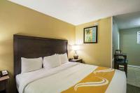 Quality Inn Oceanfrontにあるベッド
