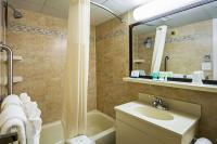 Quality Inn Oceanfrontにあるバスルーム