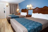 2 Betten in einem Hotelzimmer mit blauen Wänden in der Unterkunft Econo Lodge Sturbridge Route 20 in Sturbridge