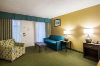 Quality Inn Oceanfrontにあるシーティングエリア