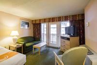 Quality Inn Oceanfrontにあるテレビまたはエンターテインメントセンター