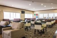 Comfort Suites Canton - Detroitにあるシーティングエリア