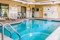 Comfort Suites Canton - Detroitの敷地内または近くにあるプール