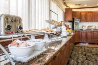 Comfort Suites Canton - Detroitにあるキッチンまたは簡易キッチン