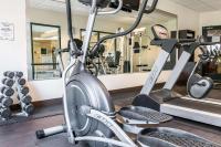 Comfort Suites Canton - Detroitにあるフィットネスセンターまたはフィットネス設備