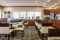 Comfort Suites Canton - Detroitにあるキッチンまたは簡易キッチン