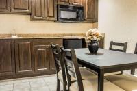 Comfort Suites Canton - Detroitにあるキッチンまたは簡易キッチン