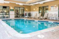 Comfort Suites Canton - Detroitの敷地内または近くにあるプール