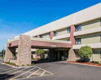 Un edificio con un estacionamiento enfrente. en Quality Inn &amp; Suites Warren - Detroit, en Warren