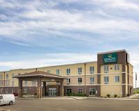 un edificio de hotel con un coche aparcado en un aparcamiento en Quality Inn &amp; Suites Minot North, en Minot
