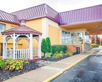 a gazebo in front of a building at Quality Inn &amp; Suites Syracuse Fairgrounds in Liverpool