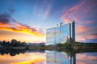 福州市にあるFuzhou Lakeside Hotelの水面反射型の大きな建物