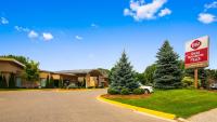 un cartel de venta delante de un motel en Best Western Plus Guildwood Inn, en Sarnia