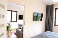 Televízia a/alebo spoločenská miestnosť v ubytovaní Apartamenty Kora